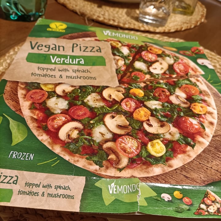 photo of Vemondo Vegan Pizza Verdura with Spinach, Tomatoes & Mushrooms shared by @paola-bibi on  09 May 2022 - review