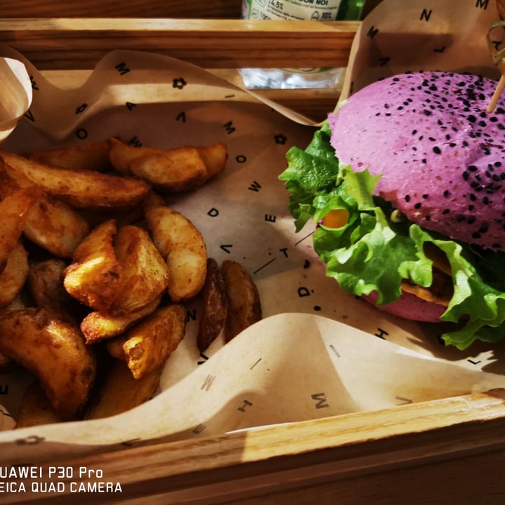 photo of Flower Burger Cherry Bomb shared by @valentinacanepa on  01 Feb 2022 - review