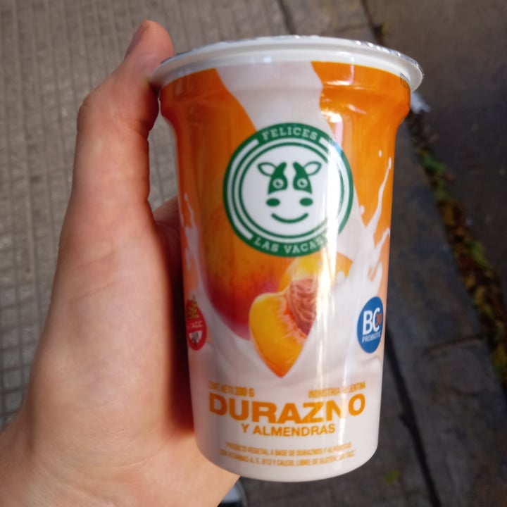 photo of Felices Las Vacas Yogurt de Durazno y Almendras shared by @martiterraza on  01 Apr 2022 - review