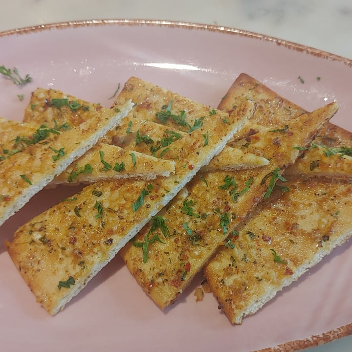 photo of Earth Cafe @ Waterfield Garlic bread shared by @maiagaia on  27 Jun 2022 - review