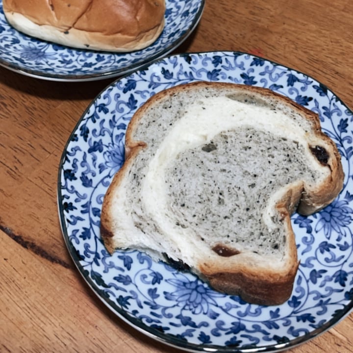 photo of Mama Patisserie Black sesame raisin bread shared by @reg- on  09 Dec 2020 - review