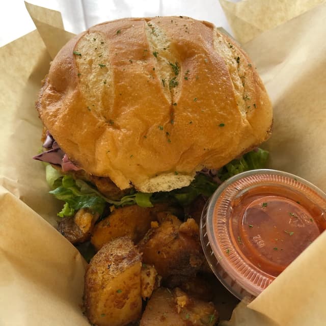 菜肴“Buffalo Ranch Chick’n Sandwich”的照片