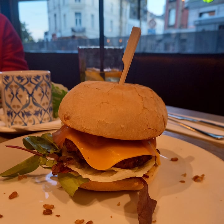 photo of Ellis Gourmet Burger Beyond Burger + Vegan Cheese shared by @elliefromgermany on  25 Aug 2021 - review