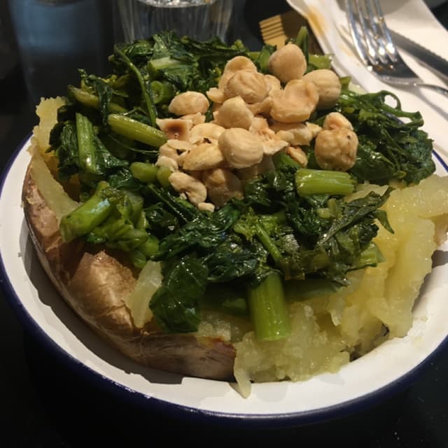 Foto del piatto “Patata Con Nocciole E Cime Di Rapa”
