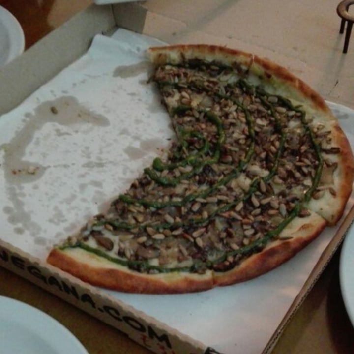 photo of Pizza Vegana Pizza Super Mario shared by @rociosuareznavarro on  01 Jul 2020 - review