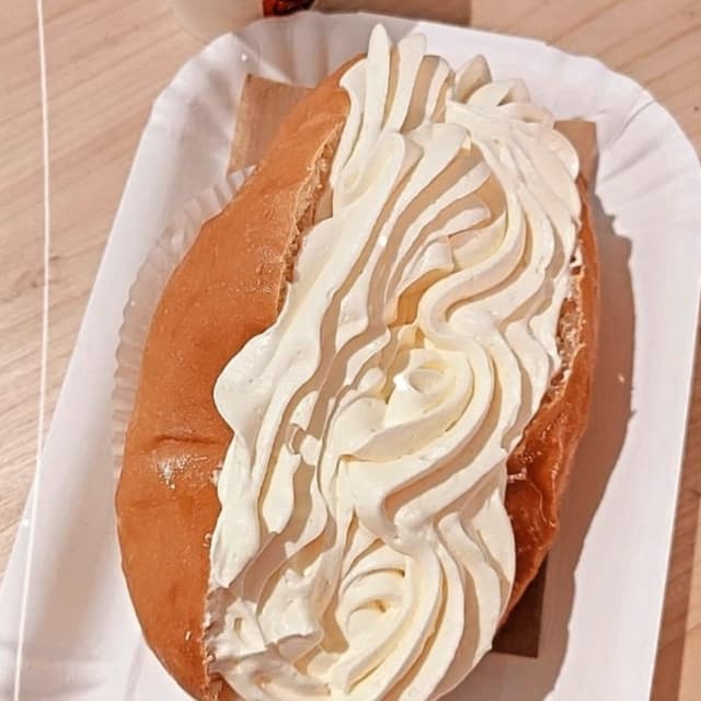 「Maritozzo Con Crema Chantilly」の料理の写真
