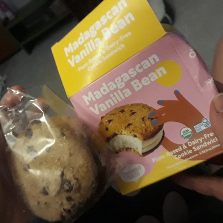 photo of Coconut Bliss Madagascan Vanilla Bean Cookie Sandwich shared by @m5giora on  28 Aug 2021 - review