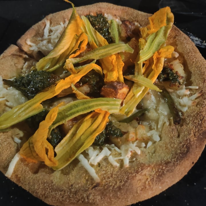photo of Origami Pizza Con Pesto Ligure, Fiori Di Zucca, Patate shared by @claudiaavgenova on  30 Aug 2021 - review