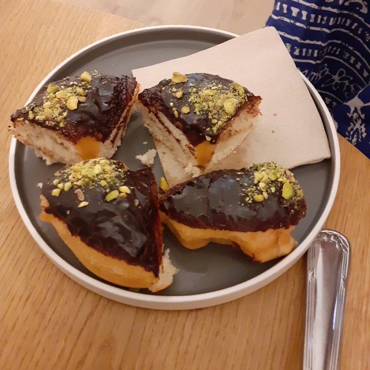 photo of Delish Vegan Doughnuts Chocolate y Pistacho shared by @-iria- on  21 Sep 2021 - review