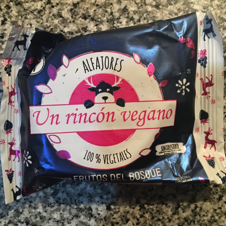 photo of Un Rincón Vegano Alfajor de Frutos del Bosque shared by @carlabaigorria on  27 Apr 2022 - review