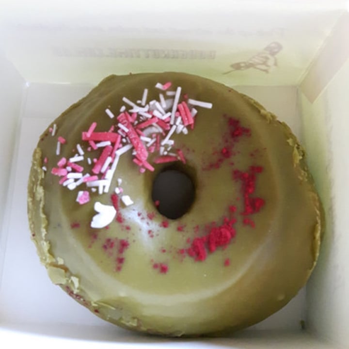 photo of Doughnut Time Vegan Matcha Donut shared by @shellyaroundtheworld on  25 Sep 2021 - review