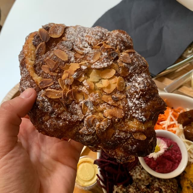 菜肴“Croissant amandes”的照片