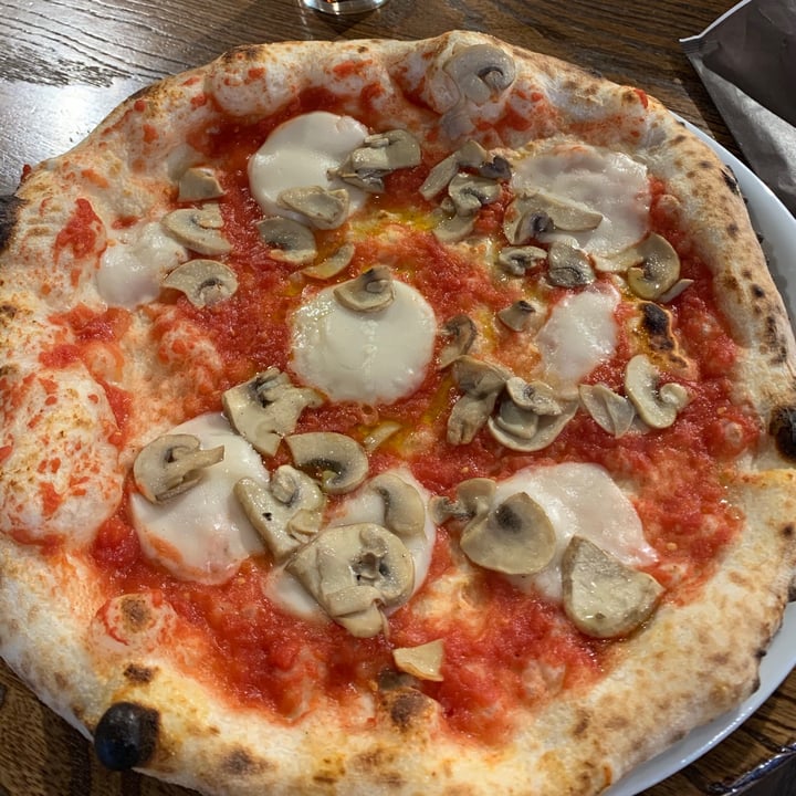 photo of Rossopomodoro Cucina e Pizzeria Napoletana Margherita Con Funghi shared by @giadapais on  04 Dec 2020 - review