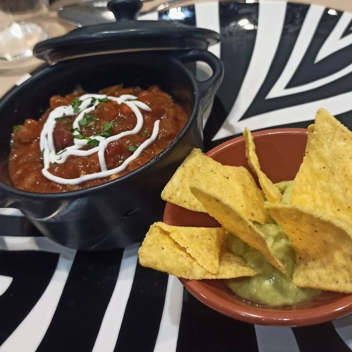 photo of Black Salad Chili mexicano con nachos y guacamole shared by @shukaldari on  22 Oct 2021 - review