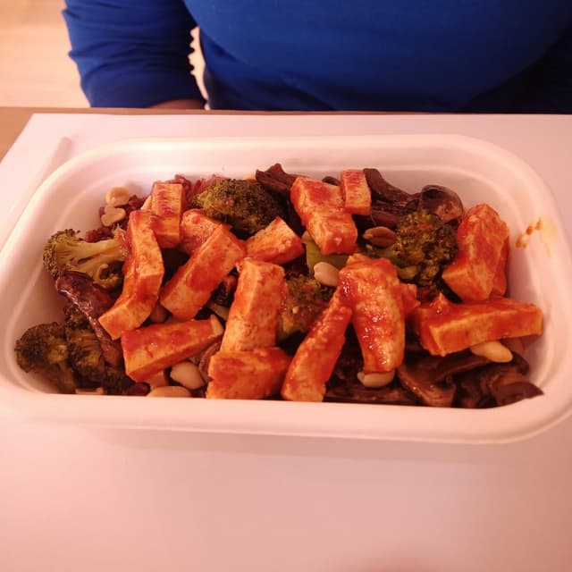 Photo of the dish “Tofu agropiccante con riso rosso funghi broccoli e arachidi”