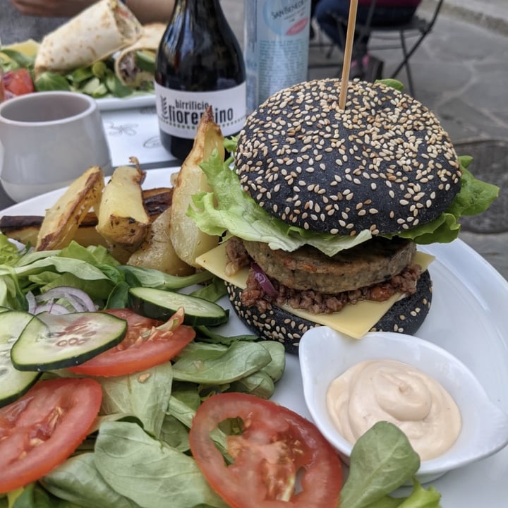photo of Universo Vegano Smoked Burger shared by @erikarhcp on  21 Nov 2021 - review
