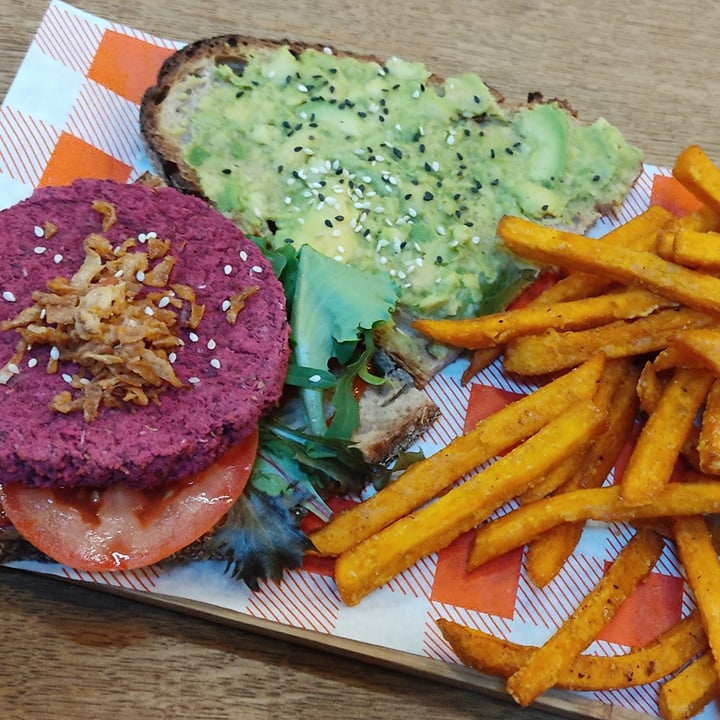 photo of La Laiterie Plant-based Burger And Avocado Toast shared by @geo-idee on  14 Oct 2022 - review