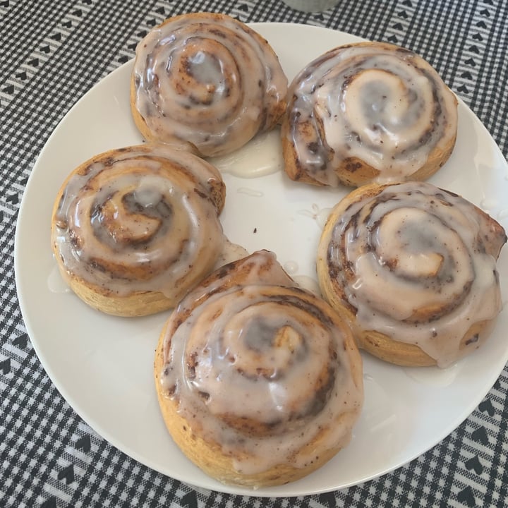 photo of trader joe’s jumbo cinnamon buns jumbo cinnamon buns shared by @sydneyycannonn123 on  27 Jun 2022 - review