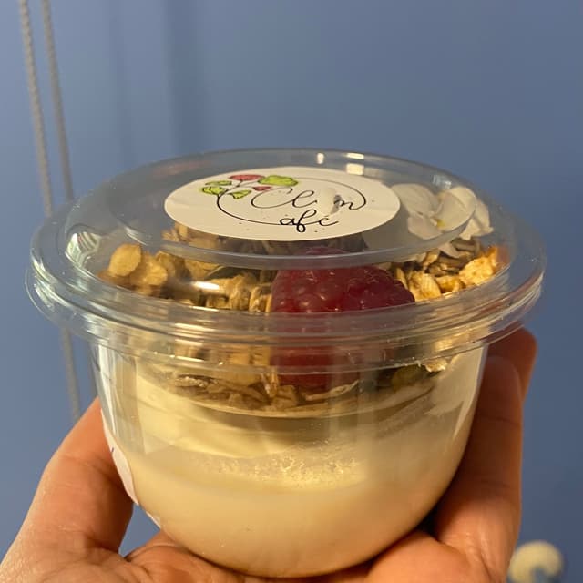 菜肴“Iogurte con granola”的照片