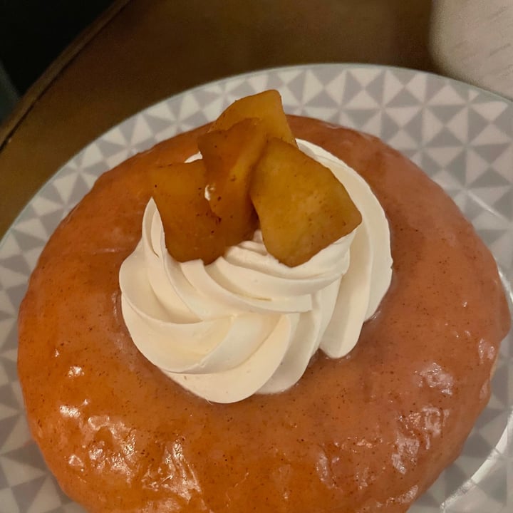 photo of VegAmazing Doughnuts Donut De Manzana Y Nata shared by @ggens on  19 Jun 2021 - review