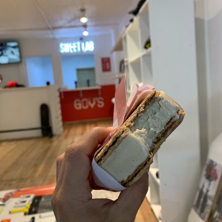 review photo of Goy’s Burgers sandwich helado shared by @scarlettvegana on 11 May 2022 - review