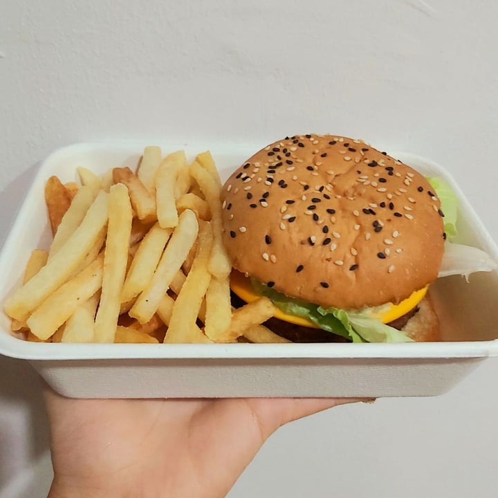 review photo of Mezza9 Classic cheese beyond burger shared by @herbimetal on 16 Apr 2020 - review