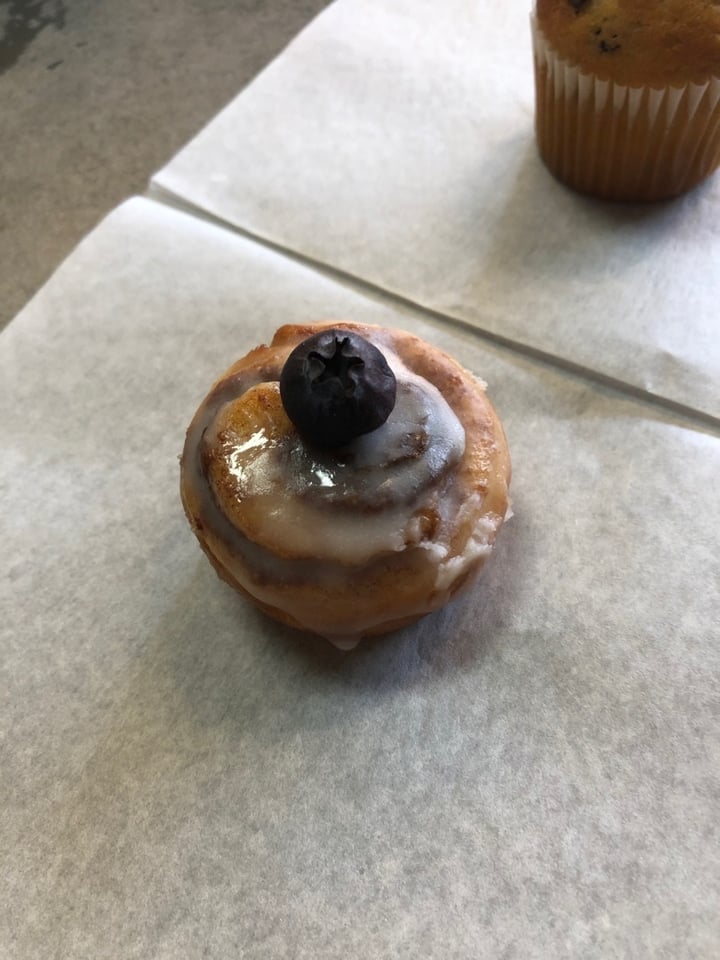 review photo of & Juice Co. Small Cinnamon Roll with Blueberry shared by @olivepet on 25 Feb 2020 - review