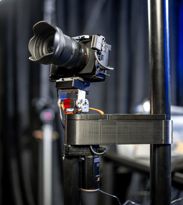 forum_update __ Appareil photo professionnel sur un trépied dans un studio.