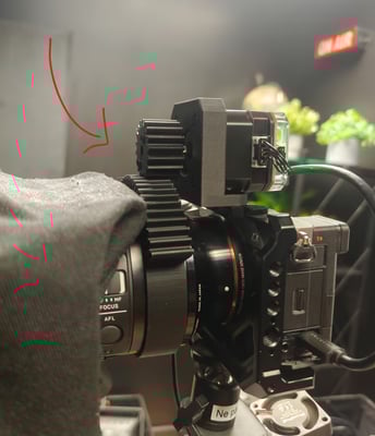 forum_update __ Caméra cinématographique professionnelle avec accessoires, en intérieur.