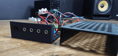 forum_update __ Composants électroniques sur un bureau avec un haut-parleur en arrière-plan.