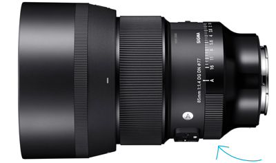 forum_update __ Objectif de caméra noir avec des détails et étiquettes en blanc.