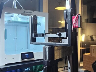 forum_update __ Imprimante 3D Ultimaker en fonctionnement, vue rapprochée.