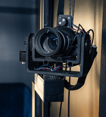 forum_update __ Caméra professionnelle montée sur rail, fil visible.