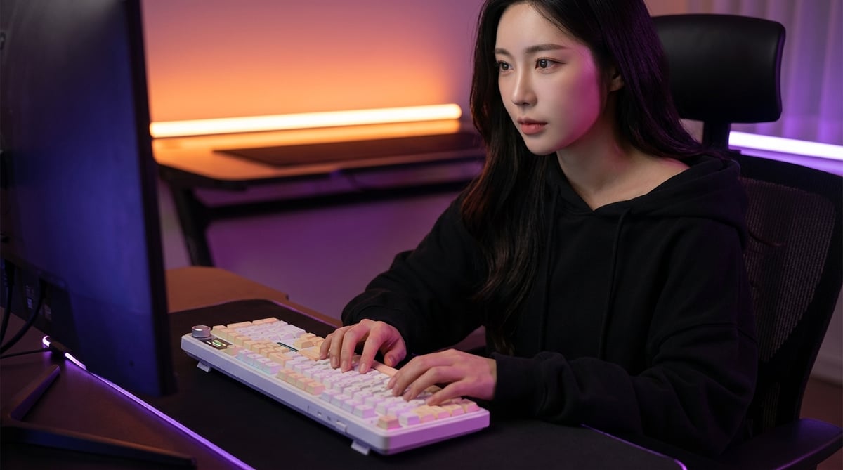 독거미 F108 Pro로 게이밍 중인 여성 게이머