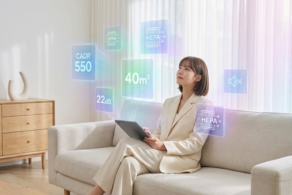 밝은 한국 아파트 거실에서 CADR, 면적, 소음 데이터를 홀로그램으로 비교하며 공기청정기를 고르는 30대 여성 에디토리얼 일러스트