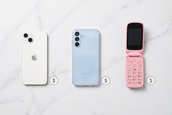 아이폰, 갤럭시, 키즈폰 세 대를 나란히 비교하는 플랫레이 사진
