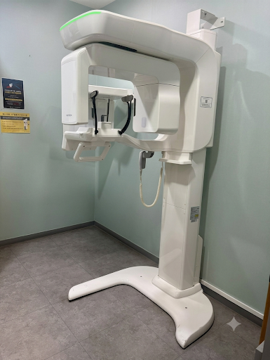 치과 방사선 촬영실에 설치된 3차원 디지털 치과용 CT 및 파노라마 엑스레이 장비의 모습.