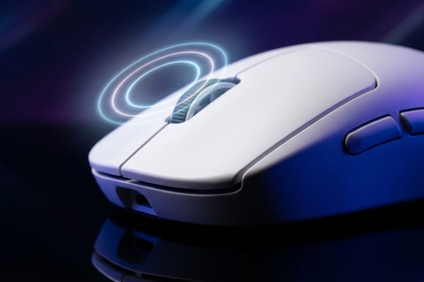 로지텍 G PRO X2 SUPERSTRIKE 무선 게이밍 마우스가 어두운 반사면 위에 놓인 제품 사진, 드라마틱한 조명이 슬릭한 실루엣을 강조