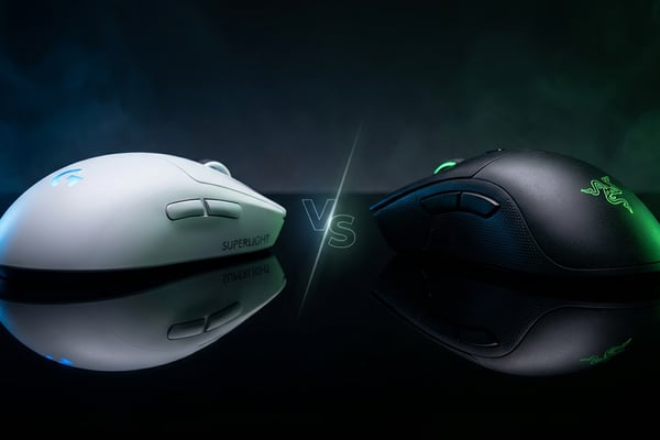 흰색 로지텍 게이밍 마우스와 검은색 레이저 게이밍 마우스가 어두운 반사면 위에서 마주보고 놓인 대결 구도의 제품 사진