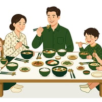 밝고 건강한 얼굴로 개별 그릇에 담긴 음식을 즐겁게 먹고 있는 가족의 모습.