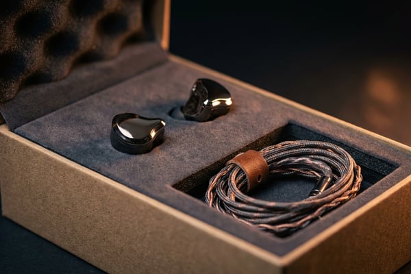 새 이어폰 개봉 직후 포장 위에 놓인 프리미엄 이어폰 클로즈업