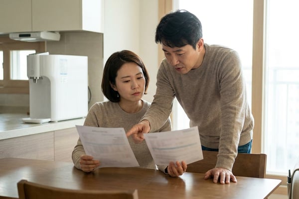 렌탈 견적서와 구매 견적서를 나란히 비교하는 부부