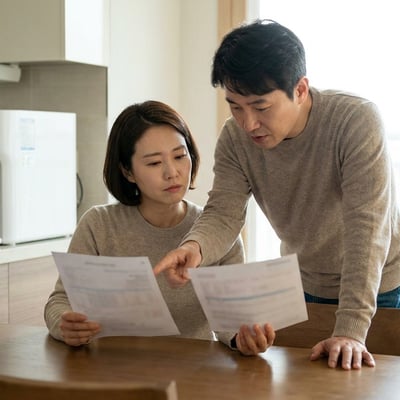 렌탈 견적서와 구매 견적서를 나란히 비교하는 부부