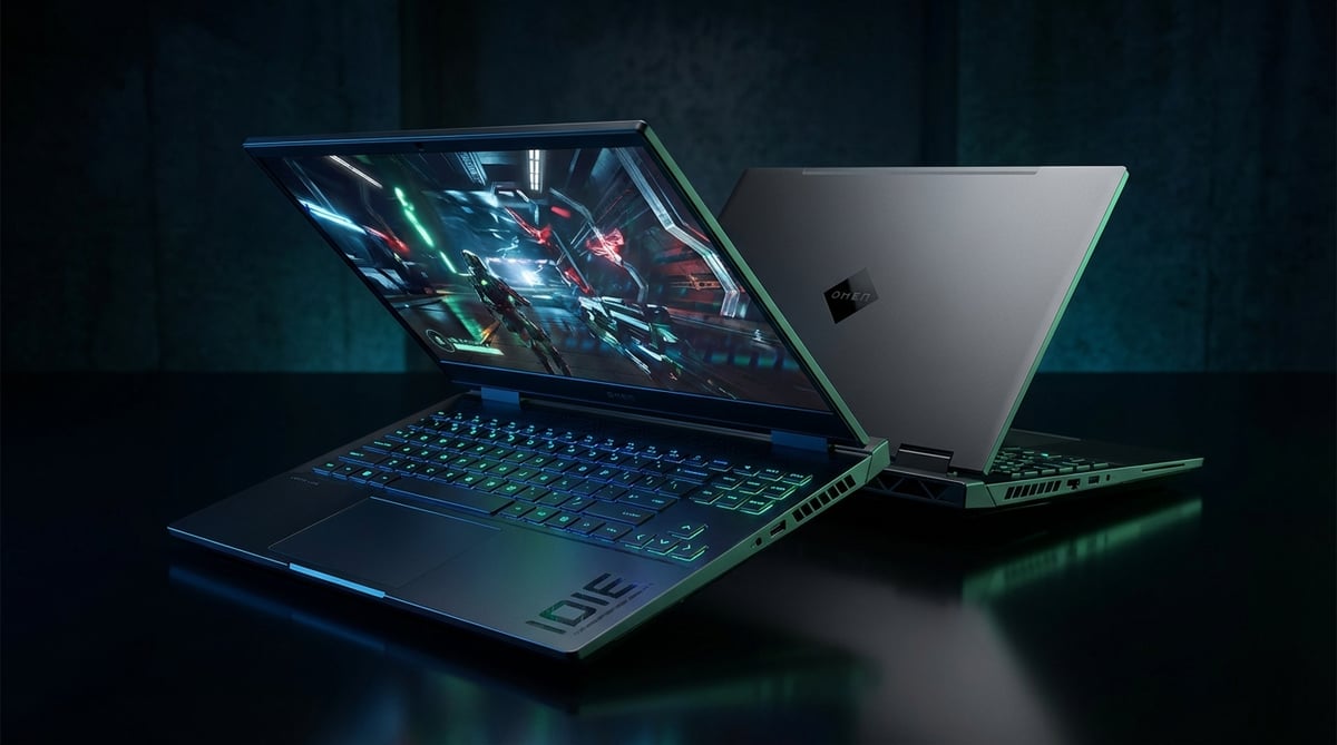 HP OMEN MAX 16 게이밍 노트북 제품 사진, Shadow Black 컬러에 RGB 키보드가 빛나는 모습