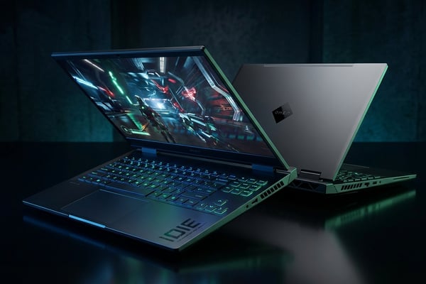 HP OMEN MAX 16 게이밍 노트북 제품 사진, Shadow Black 컬러에 RGB 키보드가 빛나는 모습