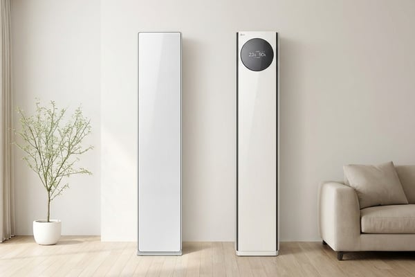 삼성 비스포크 AI 무풍콤보 갤러리 프로와 LG 휘센 오브제컬렉션 타워I 에어컨이 현대적인 거실에 나란히 놓인 비교 장면