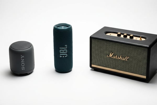 소니 ULT FIELD 1, JBL Charge 6, 마샬 엠버튼 III 세 대의 블루투스 스피커가 흰 배경 위에 나란히 놓인 제품 비교 사진