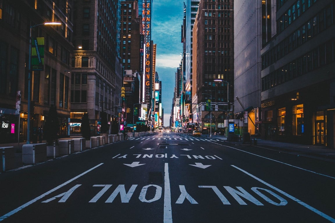 Une photo de <a href='https://unsplash.com/@onevagabond'>Paulo Silva</a> montrant un Times Square vide à New York pendant la pandémie COVID
