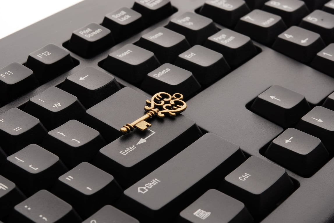 Une touche vintage ornée en laiton sur un clavier d'ordinateur noir, par PixaBay