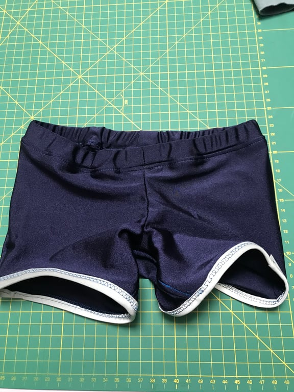 Un short Shin bleu marine pour un maillot de bain assorti.